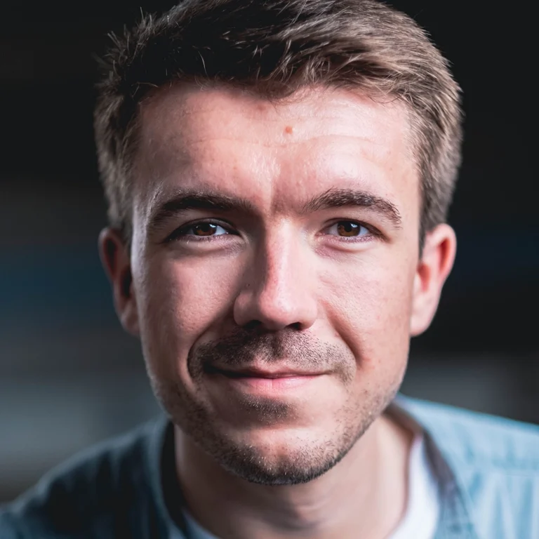 Headshot of actor Steven from Glasgow. He looks confident and with a wry smile to the camera